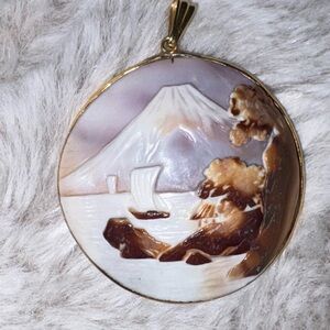 Antique Wonderful Carved  cameo mountains Landscape Shell Pendant gold tone